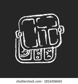 Icono de tiza blanca de la caja de almuerzo reutilizable sobre fondo negro. Contenedor de comida conveniente. Desperdicio cero, descanso para el almuerzo. Estudiante escolar, accesorio de trabajador de empresa. Ilustración de pizarra vectorial aislada