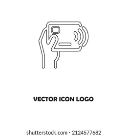 Icono de línea vectorial de pago RFID.Tarjeta débito de crédito de mano. Pago sin contacto desde tarjeta de crédito.