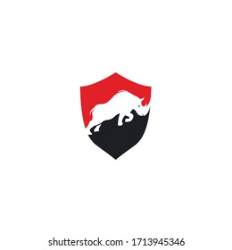 Diseño vectorial del logotipo de la forma del escudo rinoceronte. Logo de rinocerontes para el club deportivo o equipo. Logo rinoceronte enojado