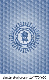 Farbbandsymbol in blauem Emblem mit geometrischem Musterhintergrund.