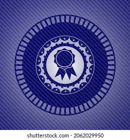 icono de cinta dentro del emblema con fondo de alta calidad de jean. 