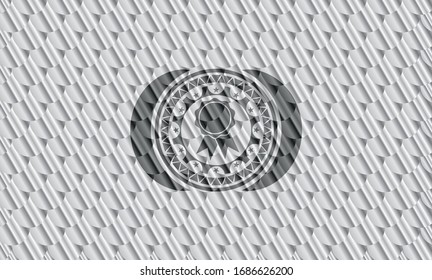 icono de cinta dentro del emblema o distintivo de color plata. Patrón de escalas. Ilustración vectorial. Detallado.