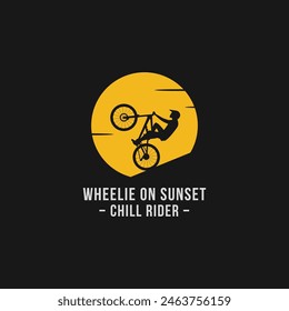 El jinete hace una rueda en la bicicleta de montaña con el logotipo del fondo del atardecer, icono, signo, cartel, el concepto de diseño