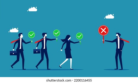 Bien y mal. El jefe tiene la señal equivocada y el empleado sostiene la señal correcta