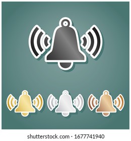 Ringelglocke-Symbol. Satz von metallischen Symbolen mit grauem, goldenem, silbernem und bronzem Farbverlauf mit weißer Kontur und Schatten auf viridfarbenem Hintergrund. Illustration.