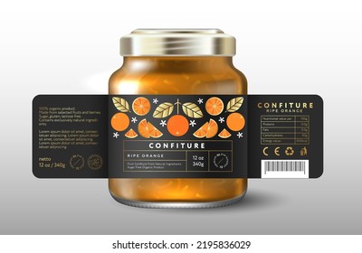 Reife orangefarbene Konfitüre. Süßes Essen. Schwarzes Etikett mit ganzer Orange, Scheiben, geschnittenen Früchten und goldenen Blättern. Anbringung von Glaskeramik mit Etikett. 