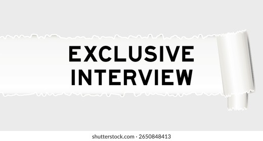 Fundo de papel cinza rasgado que têm palavra entrevista exclusiva sob parte rasgada