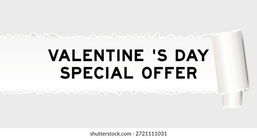 Fondo de papel gris rasgado que tiene la oferta especial del día de San Valentín de la palabra bajo parte rasgada