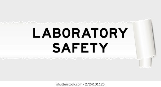 Fondo de papel gris rasgado que tiene la seguridad del laboratorio de la palabra bajo parte rasgada