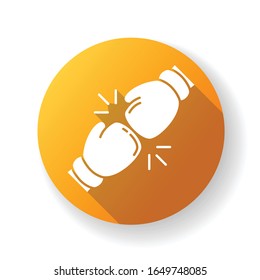 Rivalry gelbe flache Design lange Schatten-Glyph-Symbol. Freundlicher Wettbewerb, wettbewerbsfähige zwischenmenschliche Beziehung. Rivalen-Konfrontation, Gegner kollidieren. Boxhandschuhe Silhouette RGB Farbgrafik