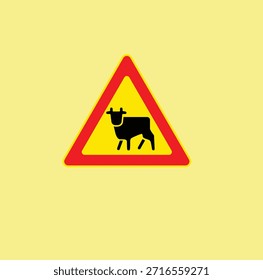 Una señal de tráfico que indica que el ganado cruza por delante. Presenta un símbolo de vaca dentro de un triángulo bordeado de rojo sobre un fondo amarillo. Advierte a los conductores que reduzcan la velocidad y que vigilen a los animales en la carretera.