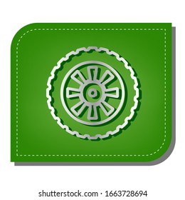 Señal de neumático de carretera. Icono de línea de gradiente plateado con sombra verde oscuro en hoja verde con parches ecológicos. Ilustración.