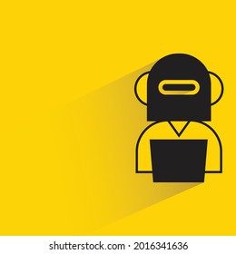 trabajador de robots trabajando en un icono de laptop con fondo amarillo