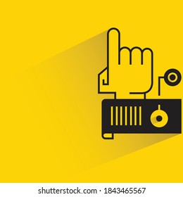 sombra de mano robótica sobre fondo amarillo