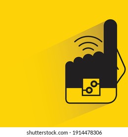 Roboter-Handfinger mit Mikrochip auf dunkelgelbem Hintergrund
