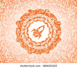Raketensymbol innerhalb eines abstrakten Emblems, orangefarbener Mosaikhintergrund. 