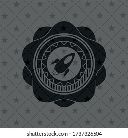 icono del cohete dentro de la placa o emblema oscuro. 