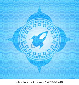 Raketensymbol im Wasserkonzept-Logo.