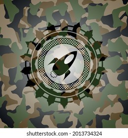 icono del cohete sobre textura camuflada. 