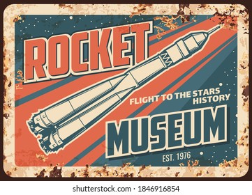 Matrícula de metal oxidado vectorial del museo de cohetes, vuelos de misiles o de nave espacial historia de desarrollo de estaño de roya. Afiche retro con refuerzo de cosmódromo en el espacio exterior con tarjeta de estrellas de época