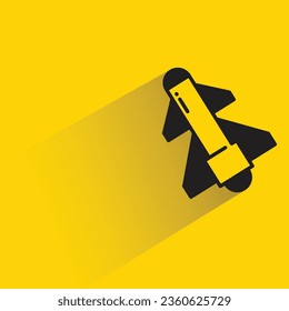 cohete con sombra sobre fondo amarillo