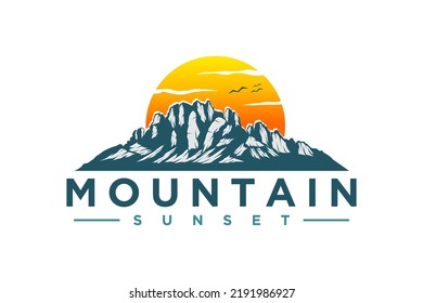 Diseño del logo de la montaña rocosa con vista al atardecer 