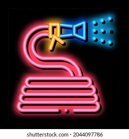 gewalzter Schlauch für Bewässerungsneon-Leuchtschild Vektor. Glühendes Symbol rollte Schlauch für Bewässerungszeichen. transparente Symbolillustration