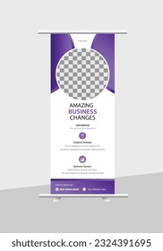 Un banner de rodillos, también conocido como un banner desplegable o de arrastre, es una pantalla publicitaria autocompatible que incluye un banner .