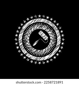 icono del pincel de rodillos dentro del emblema del tablero de tiza en la pizarra negra. 