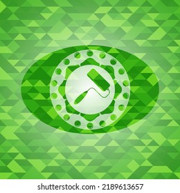 icono del pincel de rodillos dentro del emblema del mosaico verde. 