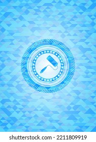 icono del pincel de rodillos dentro del emblema azul del cielo realista. Fondo mosaico. 