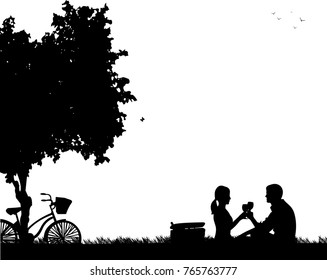 Romantisches Pärchen auf Picknick, mit Fahrrad im Park unter dem Baumtoast mit Glas Weinsilhouette, eines in der Serie ähnlicher Bilder