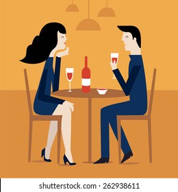 Romántica pareja sentada en el café - compartiendo una botella de vino.