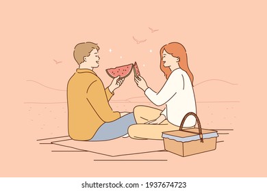 El concepto de citas románticas, picnic, verano. Joven pareja feliz personajes de dibujos animados sentados en el piso con picnic hablando sonriendo comiendo sandía fresca madura juntos ilustración vectorial 