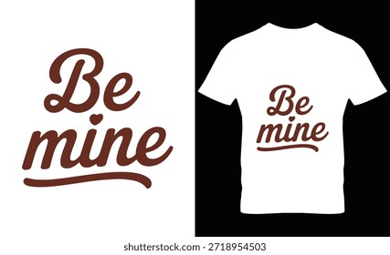 Texto romántico escrito a mano 'Be mine' en camiseta blanca lisa, concepto de amor, diseño limpio