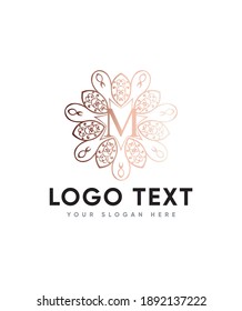 Un toque romántico y bello decorativo tipo de letra monograma M plantilla de logotipo, logotipo vectorial para identidad empresarial y de empresa 