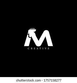 Concepto de cabeza de gallo diseño simple de logotipo de letra plana M. EPS10 vectores.