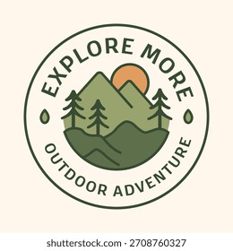 Um distintivo redondo com árvores de montanhas e sol com as palavras Explorar Mais aventura ao ar livre.
