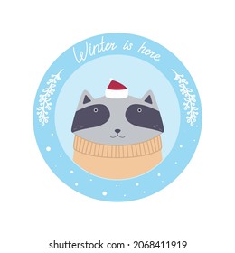 Tarjeta redonda con un lindo mapache en un sombrero con el texto "El invierno está aquí". Ilustración vectorial para tarjetas, invitaciones, pegatinas, camisetas, etiquetas