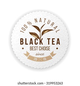 emblema redondo con hoja de té dibujada a mano y diseño tipo sobre fondo de madera