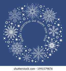 Marco festivo redondo con copos de nieve blancos para la decoración de proyectos de Navidad y Año Nuevo. Fondo de invierno para saludos de vacaciones.