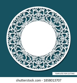 Marco redondeado con lugar para el texto en el centro. Patrón de encaje abierto, adorno floral oriental de hojas, rizos. Plantilla para el corte por láser de papel, cartón, contrachapado, tallado de madera, metal.