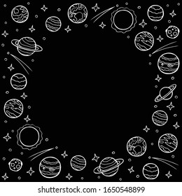 Runder Rahmen von Planeten und Sternen mit leerem Textraum. Handgezeichneter Doodle-Kosmos, Vorlage für soziale Netzwerke. Weiße Kreide-Linie Kunst auf schwarzem Hintergrund. Stockillustration für Vektorillustrationen einzeln.