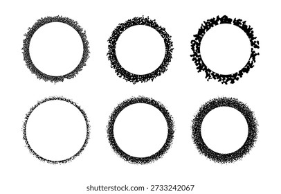 Runde Rahmen mit Holzkohlestruktur. Kreisförmige Formen mit Lärm- oder Schmutzflecken, Sand oder Staub einzeln auf weißem Hintergrund. Dekorative Gestaltungselemente mit Gritty-Effekt. Vektorgrafik.