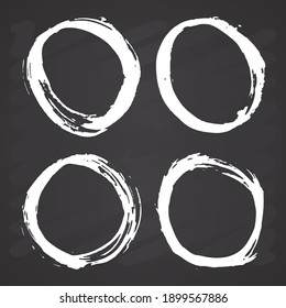 Marcos redondos, conjunto de elementos dibujados a mano con textura gruesa, ilustración vectorial en el fondo de la pizarra.