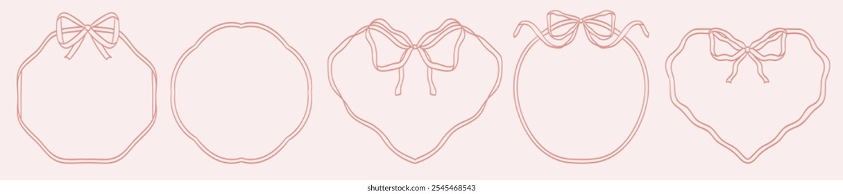 Marcos redondos y de corazón con lazo y cintas. Bordes de coqueta dibujados a mano para invitación de boda. Marcos caprichosos para la tarjeta de cumpleaños, diseño de menú, decoración gráfica del partido. Minimalista arte de línea femenina.