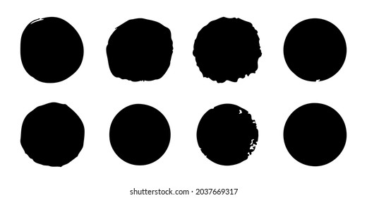 Manchas redondas de tinta dibujadas a mano sobre un fondo aislado. Tantas de pintura negra. EPS vectorial 10