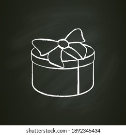 Icono de la tiza actual redonda. Caja de regalo con cinta de arco. Felicitaciones de vacaciones, concepto sorpresa. Oferta de vacaciones. Navidad, año nuevo, celebración de cumpleaños. Ilustración vectorial aislada en pizarra