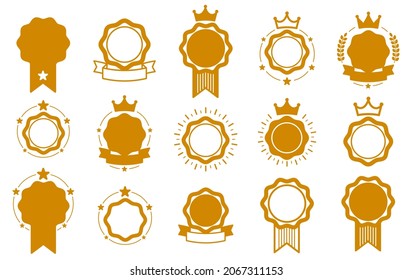 Etiquetas en blanco redondeadas con espacio para su elemento aislado sobre blanco, elementos de diseño vectorial clásico emblemas o logos, iconos de marca o stickers de producto, sellos elegantes.