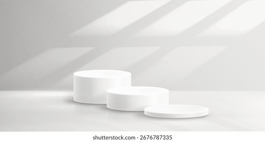 Runde weiße Podien auf hellem Hintergrund. Vektorrealistische Illustration von zylinderförmigen Plattformen unterschiedlicher Höhe, Fensterschatten an der Wand, kreisförmige Produktpräsentation Bühne, Showroom-Display
